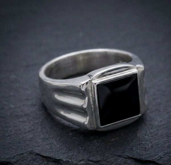 Miesten hopeinen kantasormus onyx- kivellä - Image 3