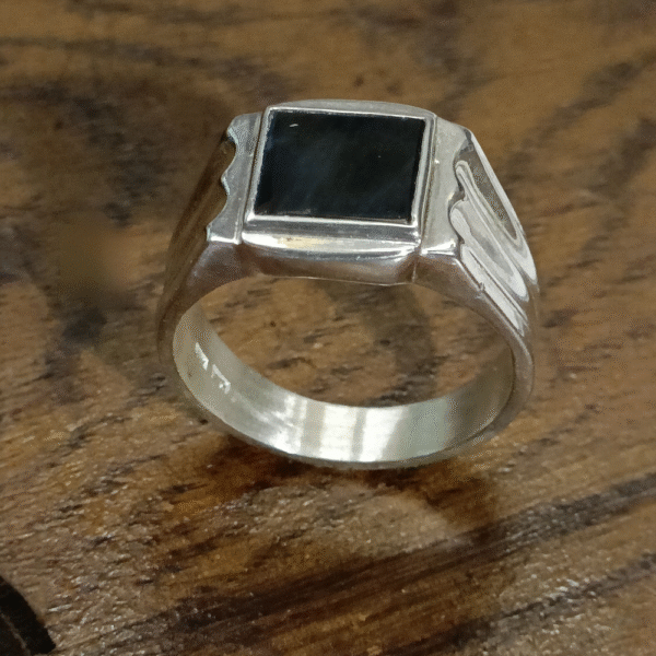 Miesten hopeinen kantasormus spektroliittikivellä