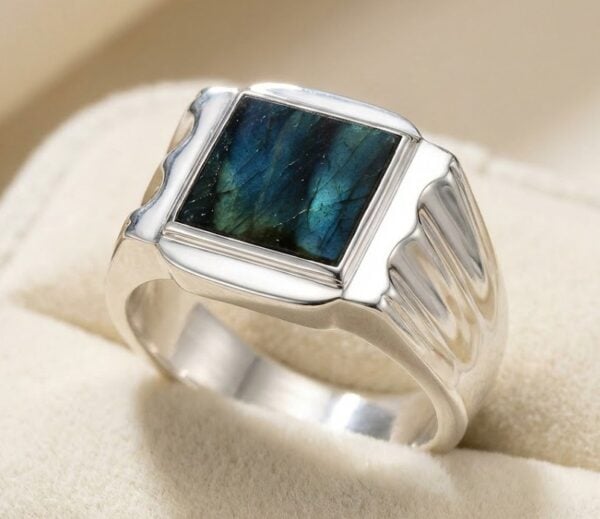 Hopeinen miesten sormus, jossa suorakulmainen spektroliitti