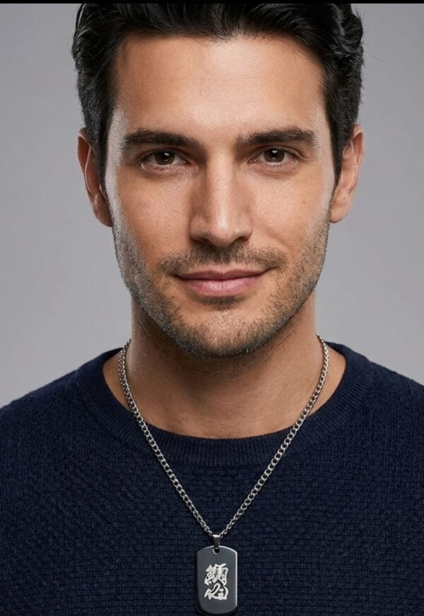 Mies käyttää BOSIE Tungsten Suomileijona -kaulakorua, musta riipus ja teräsketju