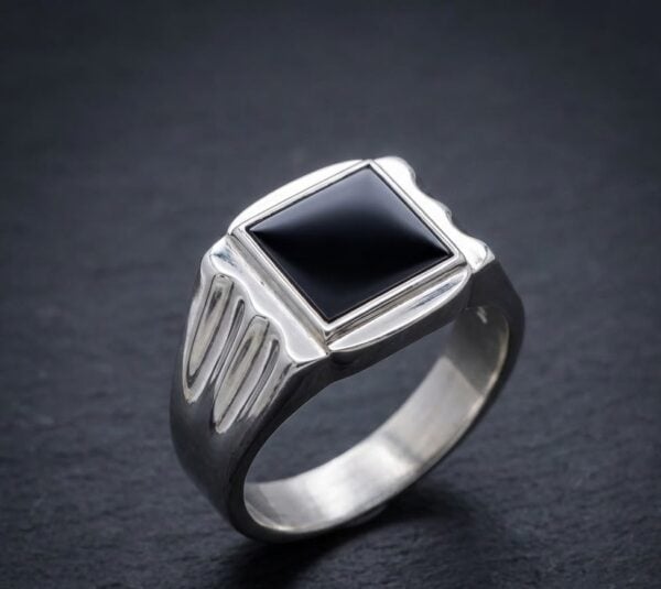 Hopeinen miesten kantasormus, jossa musta neliönmuotoinen onyx-kivi