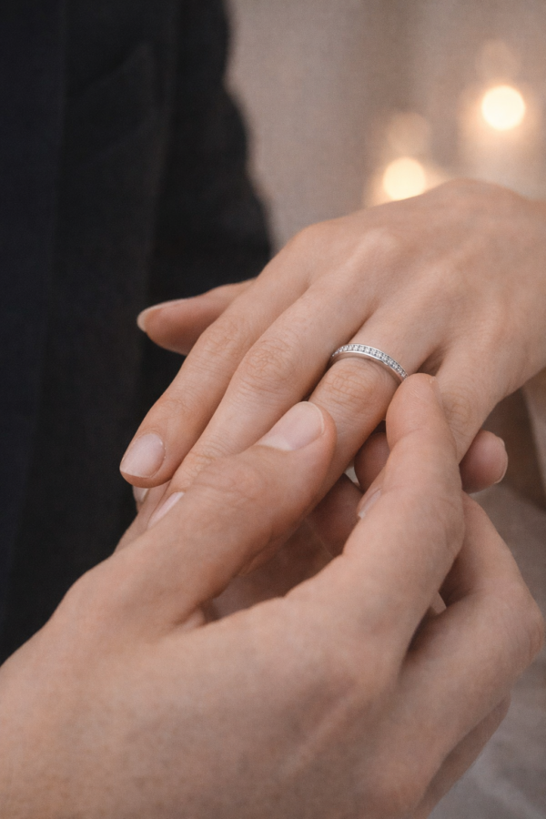 titaani-sormus-kivilla-naisen-sormessa