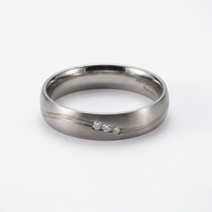 Titaanisormus ruusukultaraitalla ja kolmella timantilla