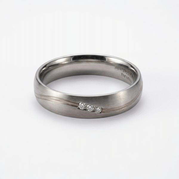 Titaanisormus ruusukultaraitalla ja kolmella timantilla