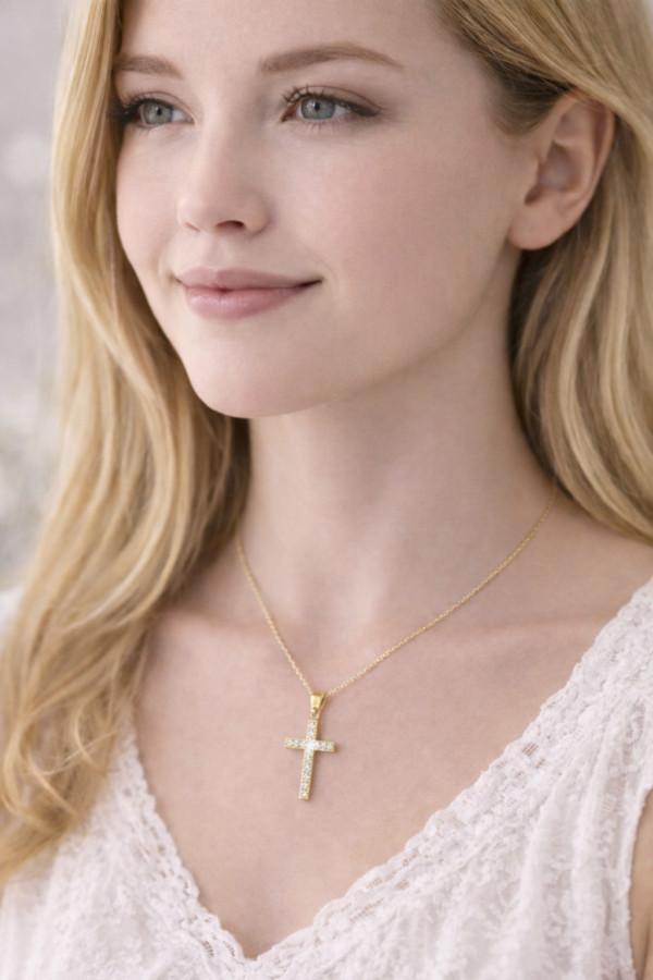 kultainen rippiristi 14k zirkoneilla naisen kaulassa rippilahja