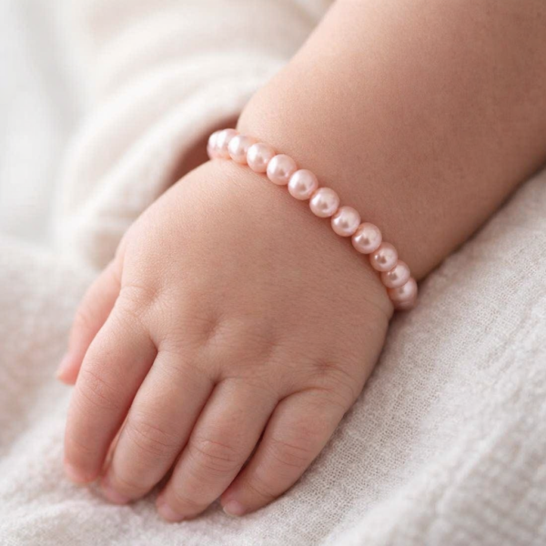 Vaaleanpunainen makeanvedenhelmirannekoru vauvalle sydänlukolla