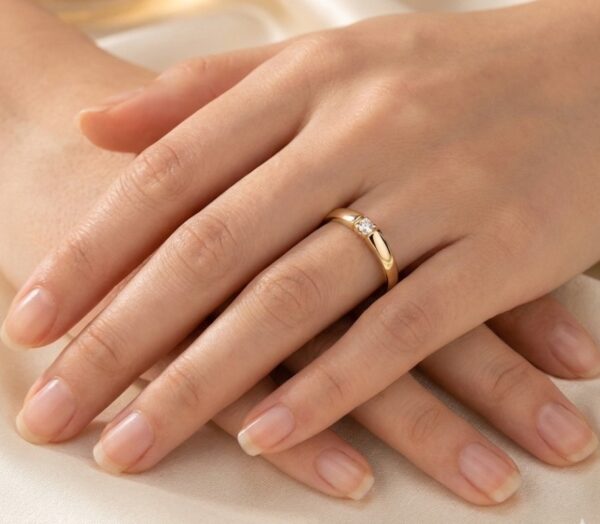 Kultainen timanttisormus yhdellä timantilla