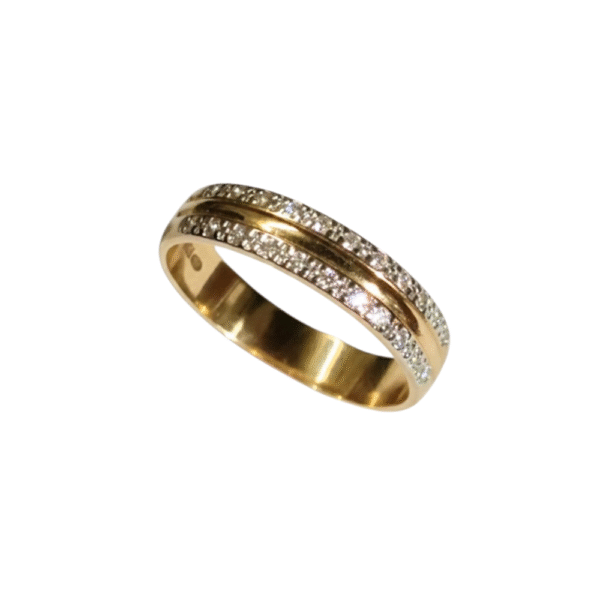 14K keltakultainen timanttisormus, jossa timanttikoristeiset rodinoidut reunat.