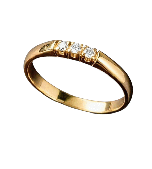 Kultainen timanttisormus kolmella timantilla