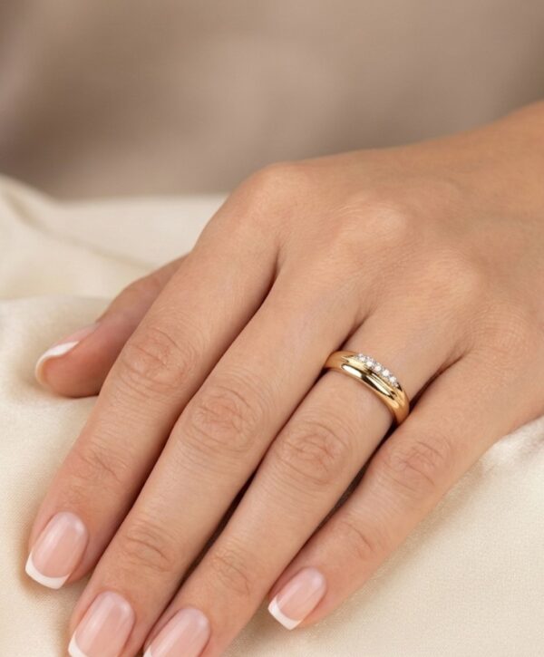 Kultainen timanttisormus viidellä timantilla