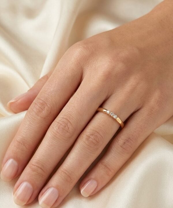 Kultainen timanttisormus kolmella timantilla