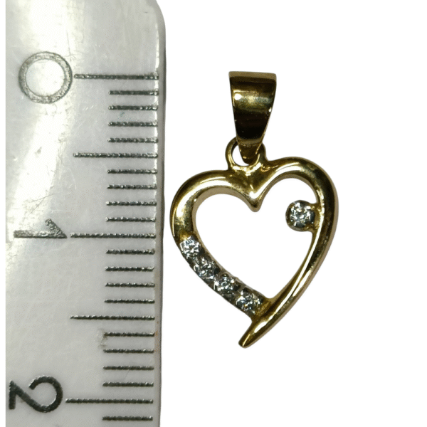 Kultainen 9K sydänriipus zirkoniakivillä, koko 13×10 mm.