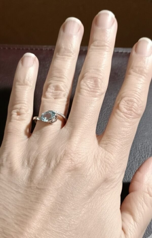 Valkokultainen sormus vaaleansinisellä topaasilla ja timantilla