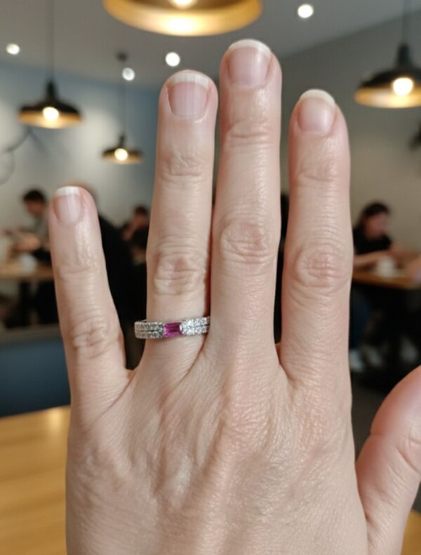 Sormessa 18K valkokultainen timantti–rubiinisormus.