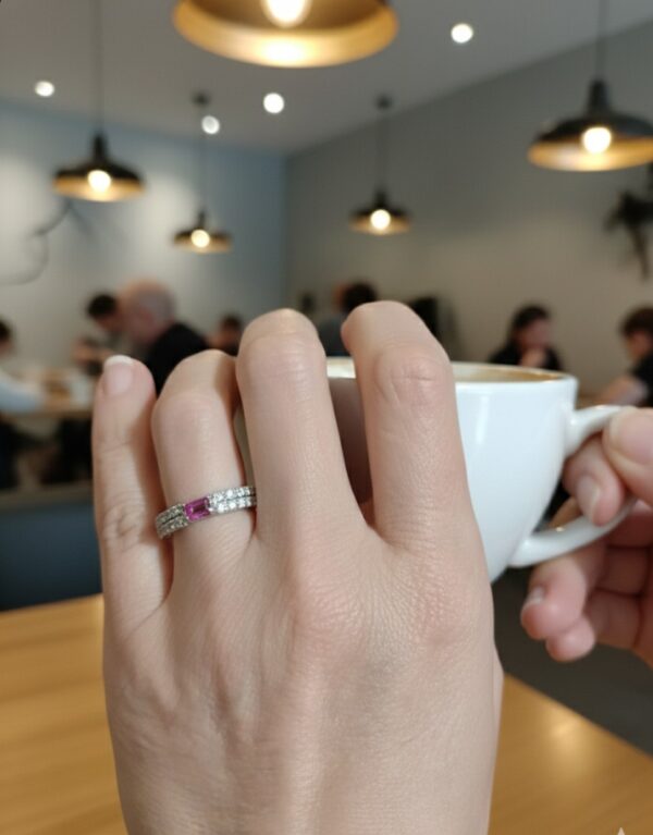 18K valkokultainen timantti–rubiinisormus.