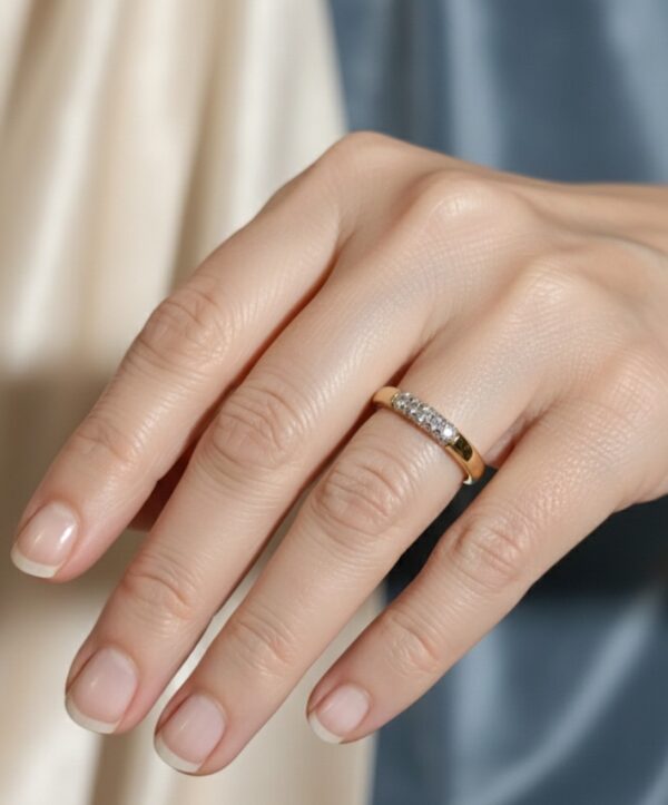 Kultainen timanttisormus viidellä timantilla