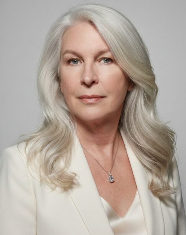 Hopeinen pisaranmuotoinen zirkoniakaulakoru naisen kaulalla.