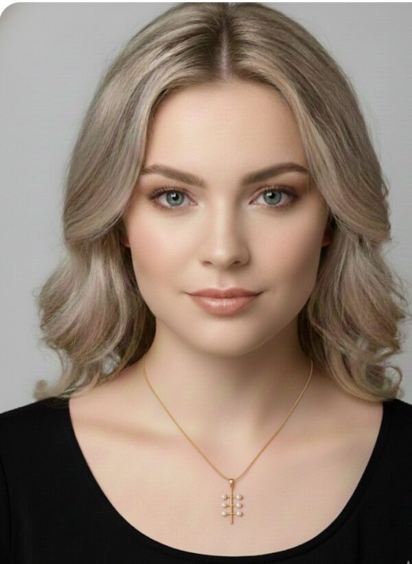 Tammen Korun 14K kultainen helmiriipus merivedenhelmillä kaulassa.