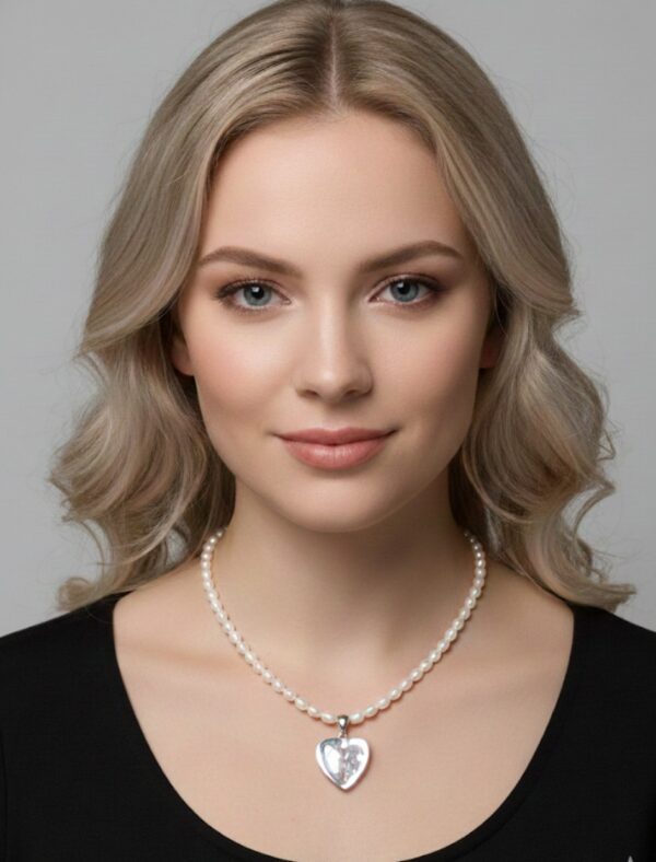 Helminauha ja sydänriipus yhdessä naisen kaulalla.