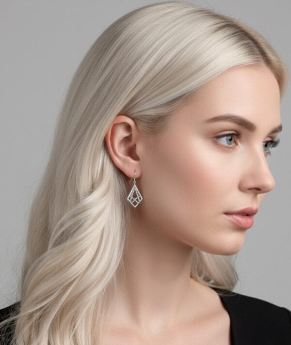 Timantinmuotoiset hopeakorvakorut kirkkailla zirkonioilla, Elegia-sarjaa.