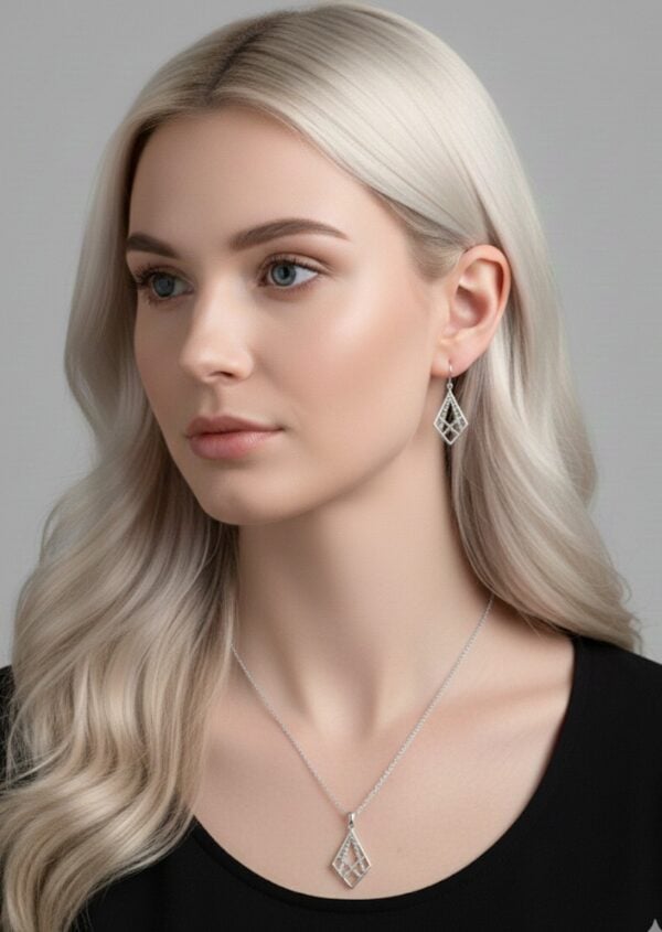 Hopeinen Elegia-kaulakoru ja yhteensopivat korvakorut timanttimuotoisella zirkonikuviolla.