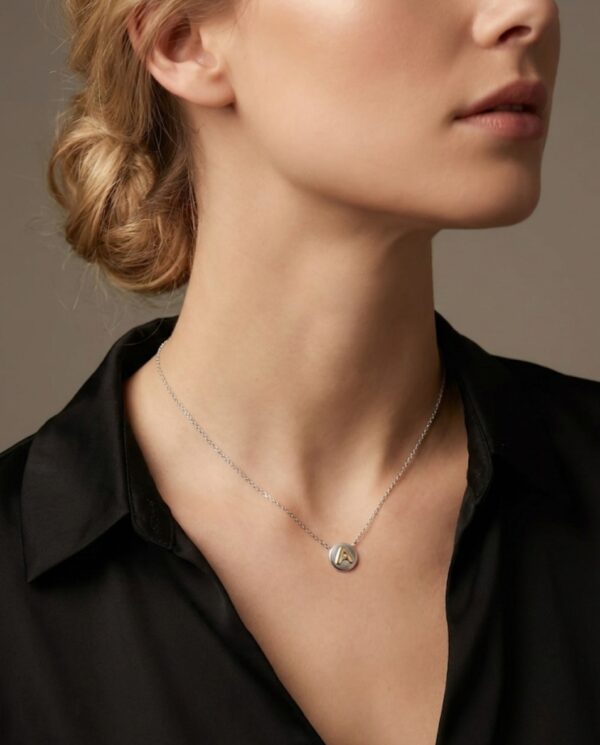 Nominationin kirjainkaulakoru teräksestä, 18k kulta, 9 mm riipus.