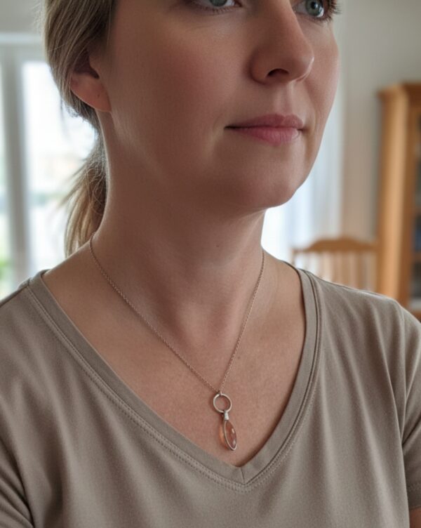 Hopeinen riipus vaaleanpunaisella kristallilla 925 hopeaa