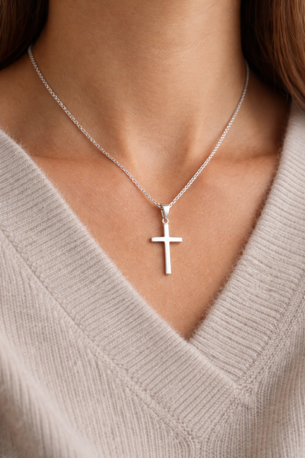 Ristiriipus hopeaa 925 – Kiiltävä hopeinen risti ja ketju - Image 2