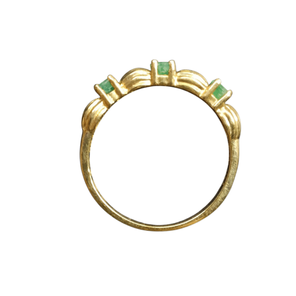 Kultainen vintagesormus kolmella vihreällä kivellä.