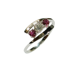 Valkokultainen vintage timantti–rubiinisormus