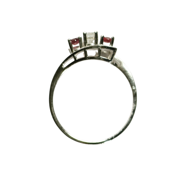 Valkokultainen vintage timantti–rubiinisormus