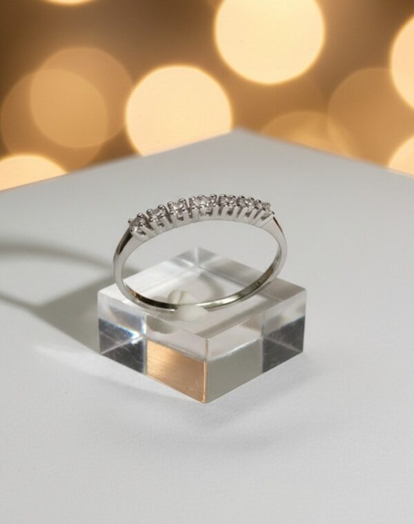 Valkokultainen 14k rivitimanttisormus 7 timantilla