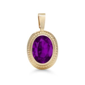 Keltakultainen ovaaliriipus, jossa 6×8 mm violetti zirkoni.