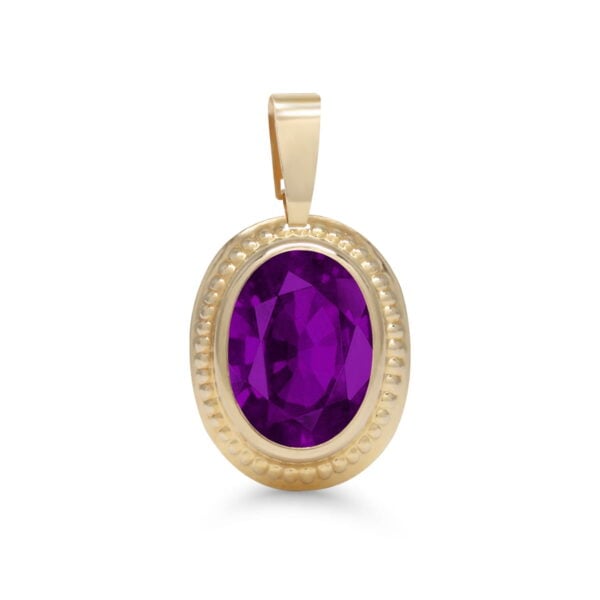 Keltakultainen ovaaliriipus, jossa 6×8 mm violetti zirkoni.