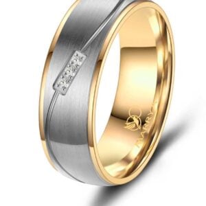 Kullattu titaanisormus, jossa 3 cubic zirkonia -kiveä.