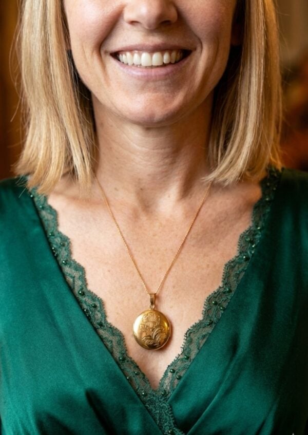 Vintage 18k kultamedaljonki – Italia 1972 – kukkakaiverrus