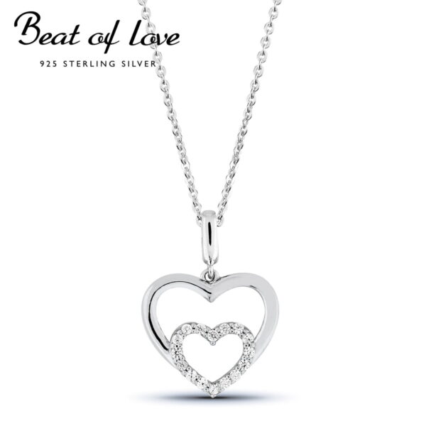 Hopeinen tuplasydänkaulakoru, jossa pienempi sydän koristeltu zirkoneilla.
