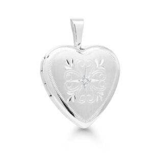 Rodinoitu hopeinen sydänmedaljonki koristekaiverruksilla ja zirkonilla