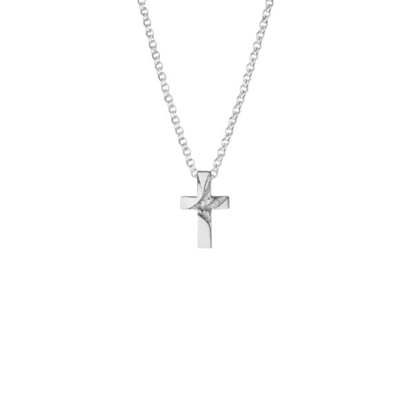 Tammen hopeinen rippiristi ketjulla – suomalainen design