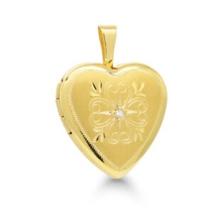 Kullattu hopeinen sydänmedaljonki koristekaiverruksilla ja timantilla