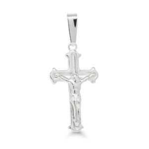 Hopeinen krusifiksi-riipus, jossa on yksityiskohtainen Jeesus-hahmo ristin keskellä. Sileäpintainen risti, jossa pyöristetyt reunakoristeet.