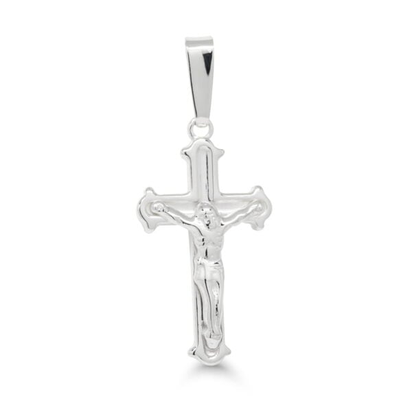 Hopeinen krusifiksi-riipus, jossa on yksityiskohtainen Jeesus-hahmo ristin keskellä. Sileäpintainen risti, jossa pyöristetyt reunakoristeet.