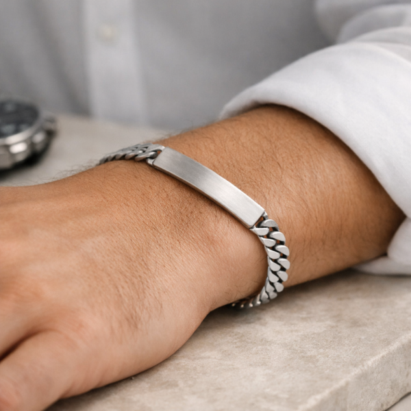 miesten hopeanvärinen panssariketju rannekoru nimilaatalla ranteessa