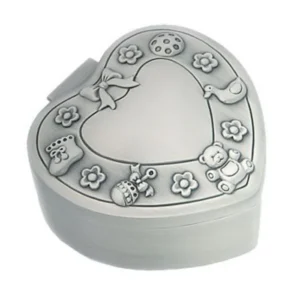 Sydämenmuotoinen vauva-aiheinen korurasia kaiverrusalueella