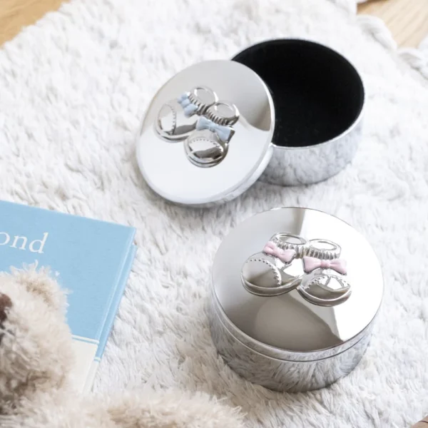 Korurasia tyttövauvalle vauvan kengillä ja vaaleanpunaisilla ruseteilla