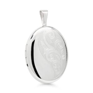 Hopeinen ovaalin muotoinen medaljonki köynnöskaiverruksella, tilaa kahdelle kuvalle.