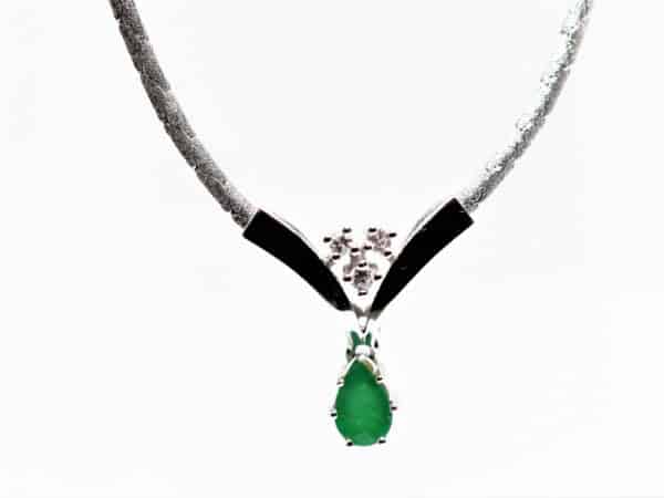 Valkokultainen smaragdi-timantti kaulakoru