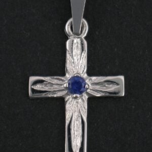 Risti valkokultaa safiirikivi