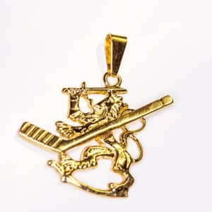 Suomenleijona riipus jääkiekkomailalla